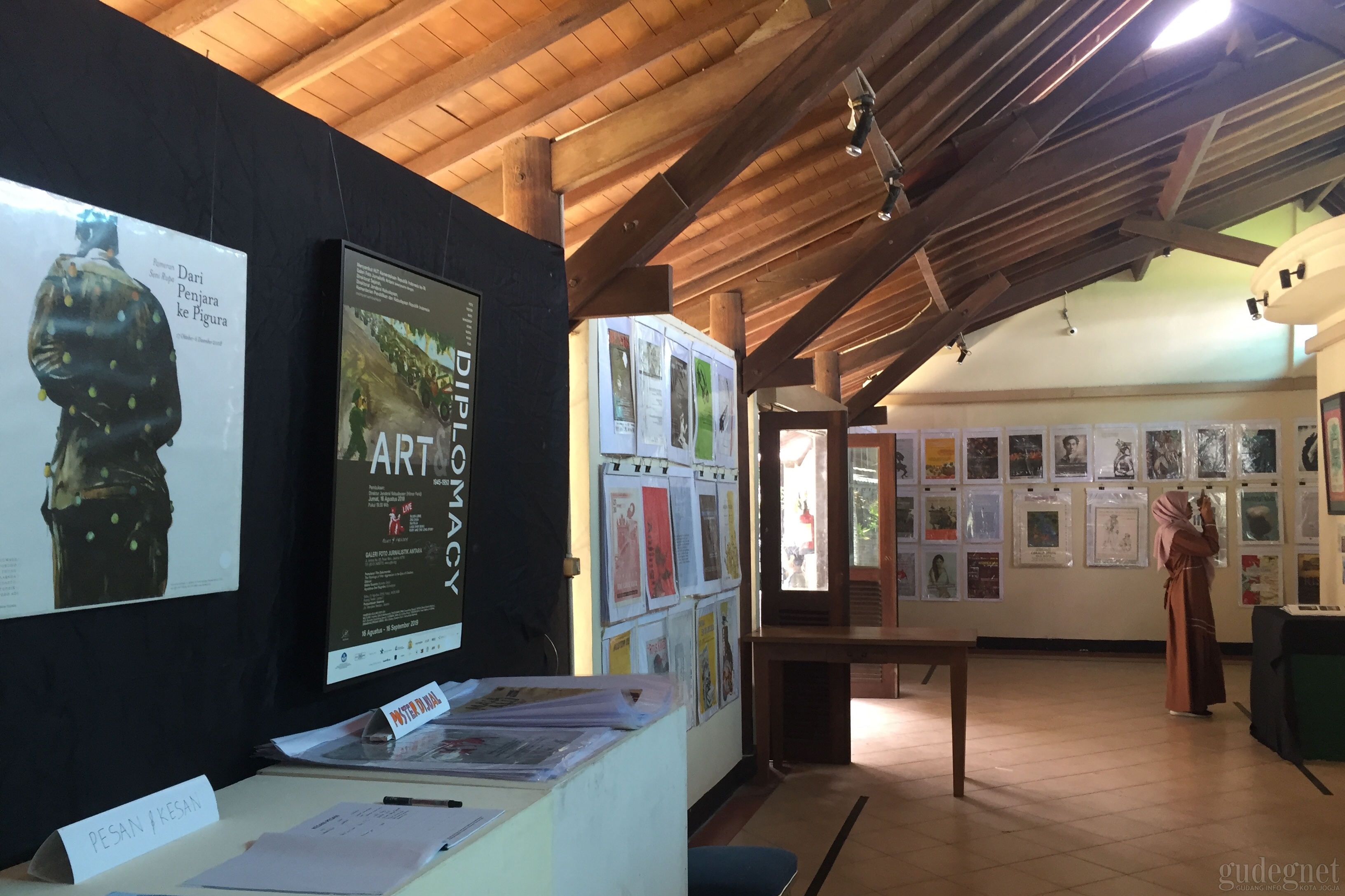 &lsquo;Masa Lalu Belumlah Usai&rsquo; Tampilkan Lebih dari 500 Poster Pameran Seni Rupa  
