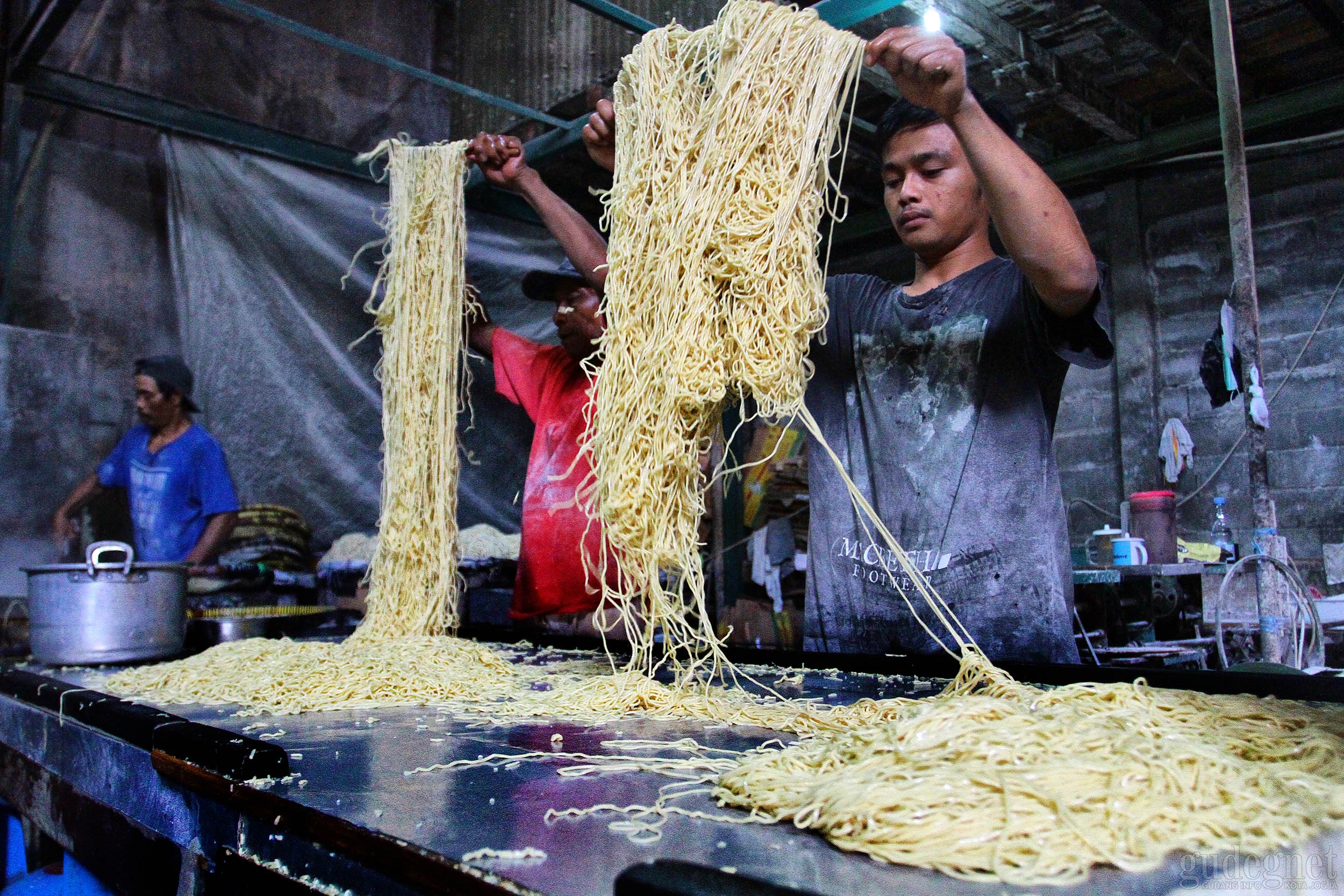 Kenyal Kenyil Mie Kuning Tiga Generasi Kenyal Kenyil Mie Kuning Tiga Generasi