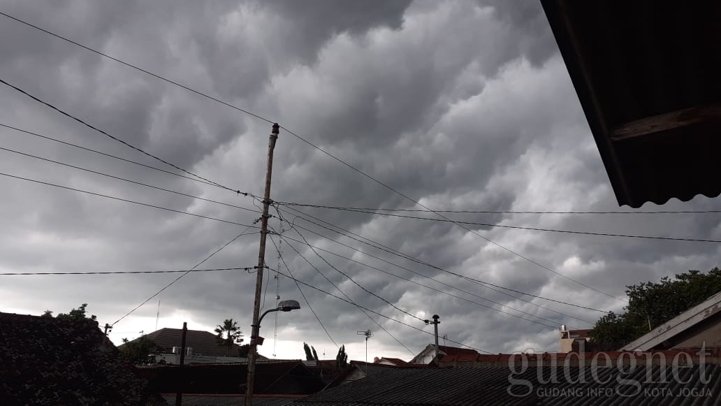 BMKG Peringatkan Cuaca Buruk Sampai Pukul 16.00 WIB BMKG Peringatkan Cuaca Buruk Sampai Pukul 16.00 WIB