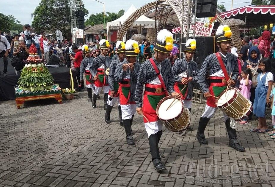 1.000 Bregada Tumpeng Tembus Rekor MURI 1.000 Bregada Tumpeng Tembus Rekor MURI