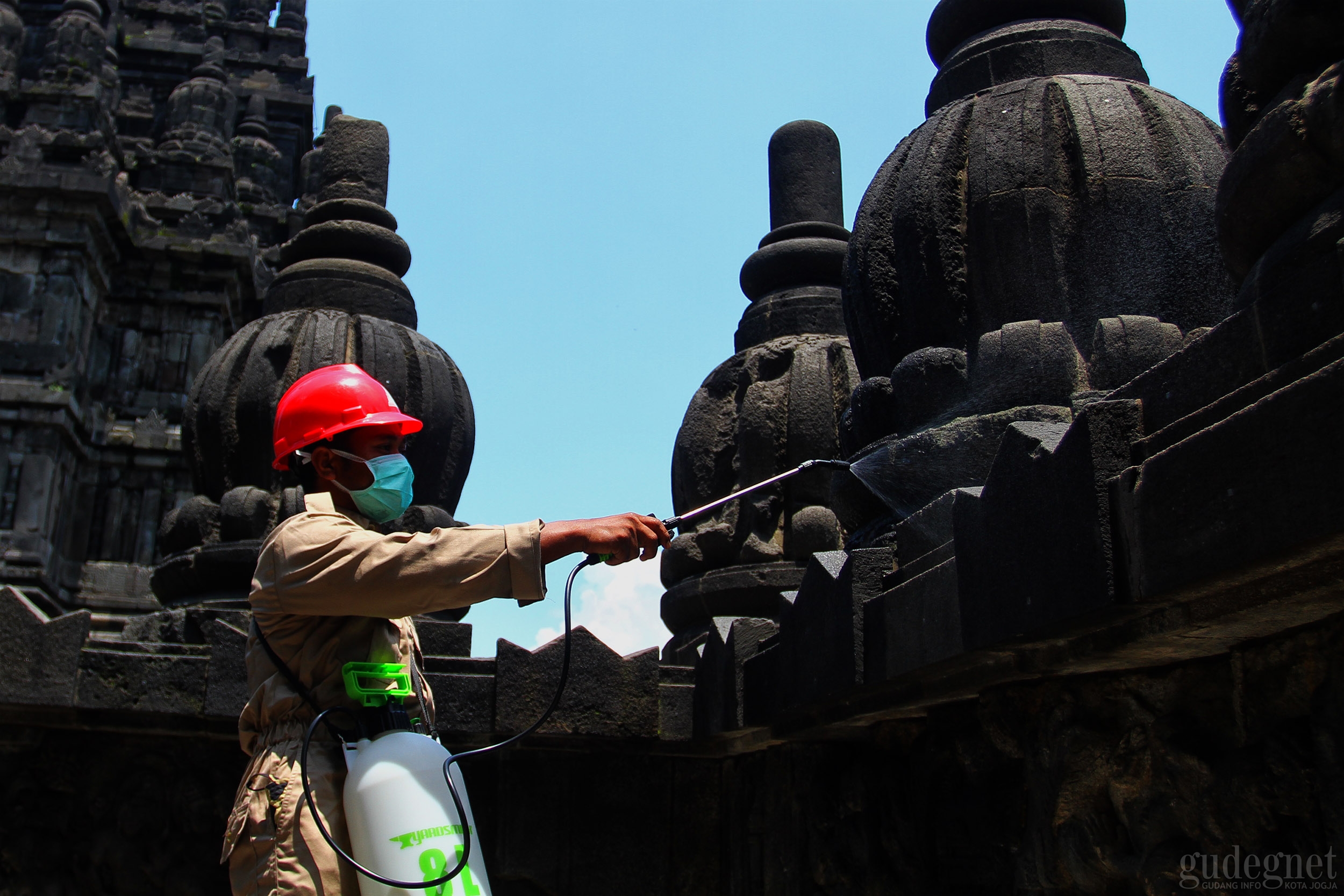 Cegah Corona, Candi Prambanan Disemprot Desinfektan Cegah Corona, Candi Prambanan Disemprot Desinfektan