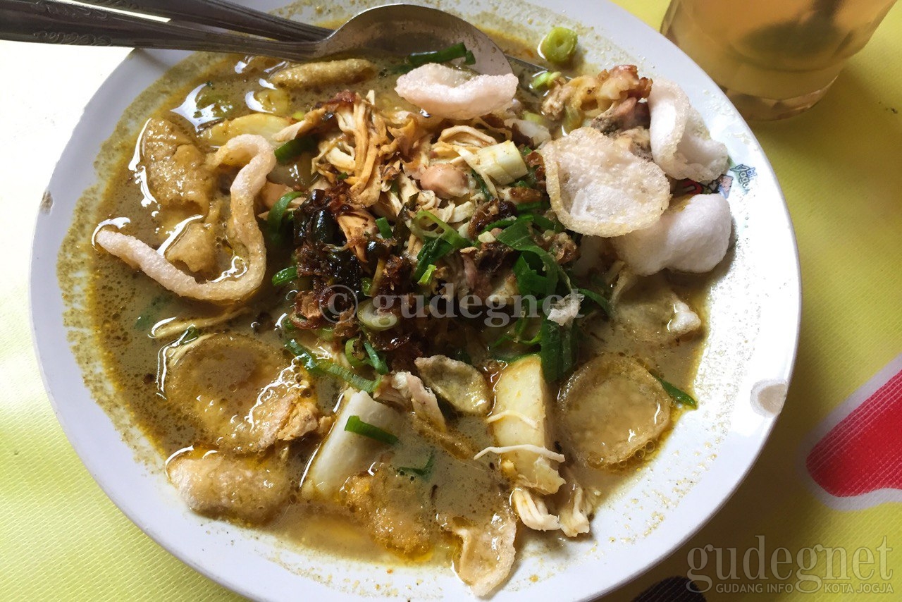 Kupat Gule Bang Doel, Gurihnya ‘Nagih’ Kupat Gule Bang Doel, Gurihnya ‘Nagih’