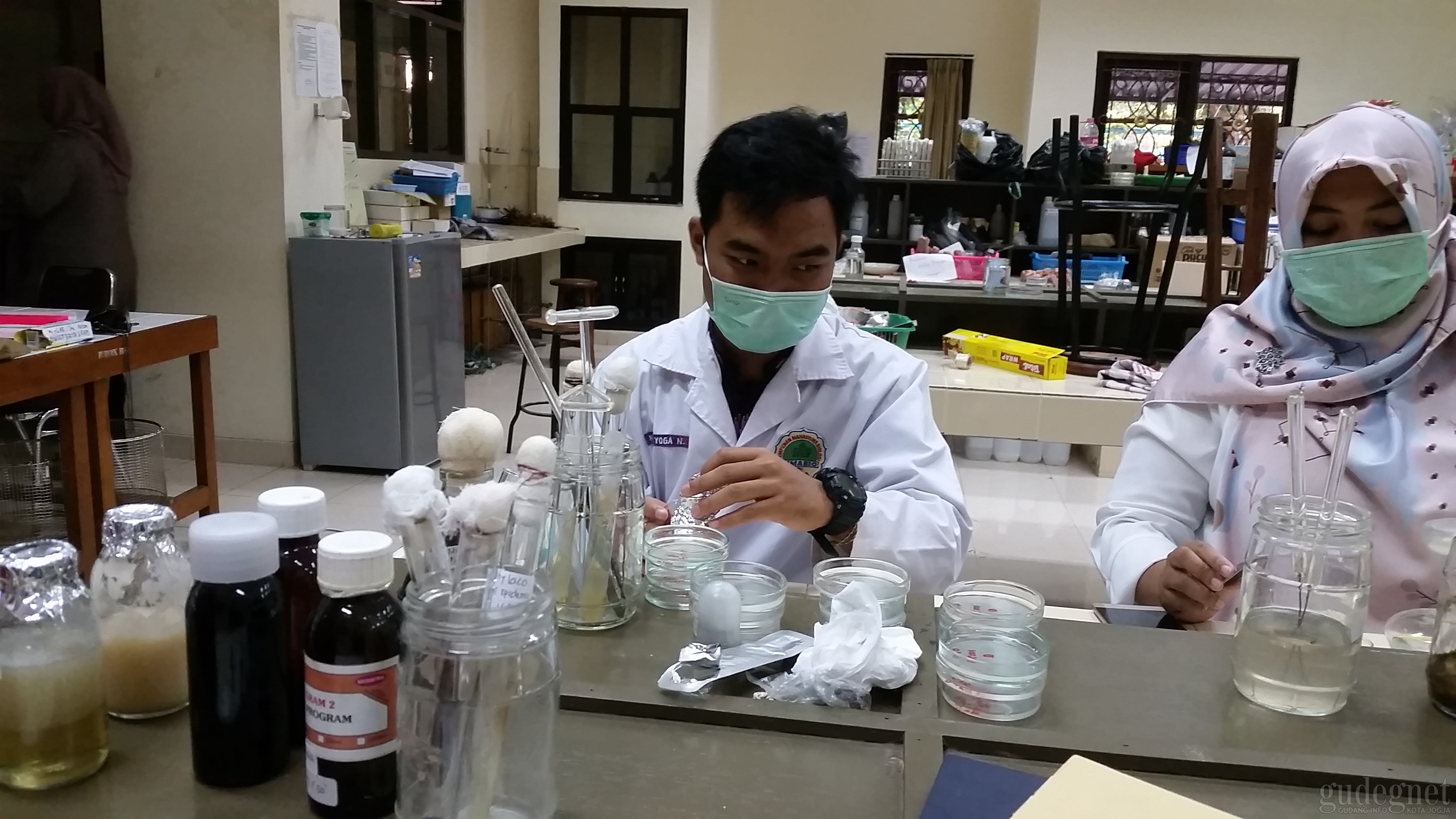 Mahasiswa UNY Olah Daun Jambu Air Jadi Sabun Cuci Tangan Mahasiswa UNY Olah Daun Jambu Air Jadi Sabun Cuci Tangan