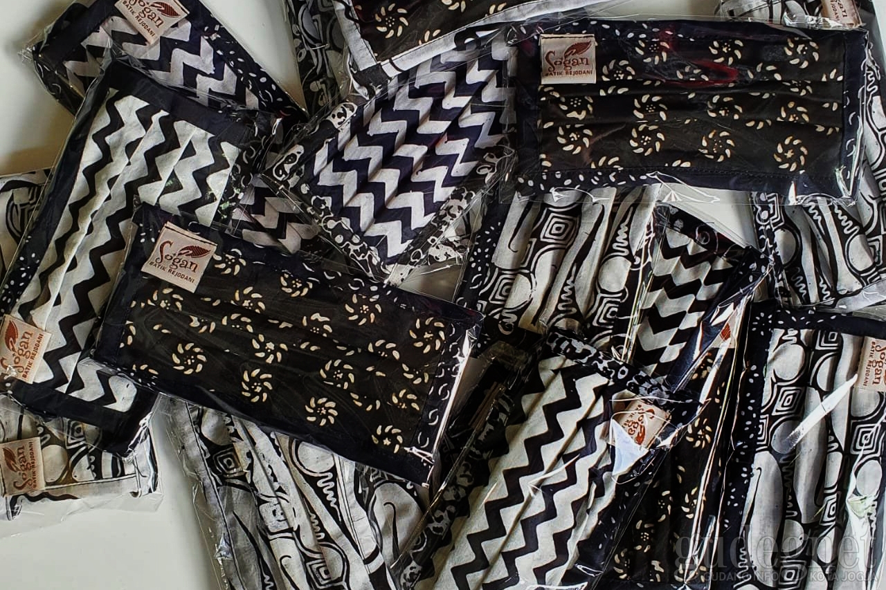 Produsen Batik Ini Bagikan Masker Cegah Covid-19, Gratis Produsen Batik Ini Bagikan Masker Cegah Covid-19, Gratis