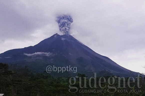 Dampak Erupsi Merapi, Hujan Abu Tipis di Wilayah Sleman Dampak Erupsi Merapi, Hujan Abu Tipis di Wilayah Sleman