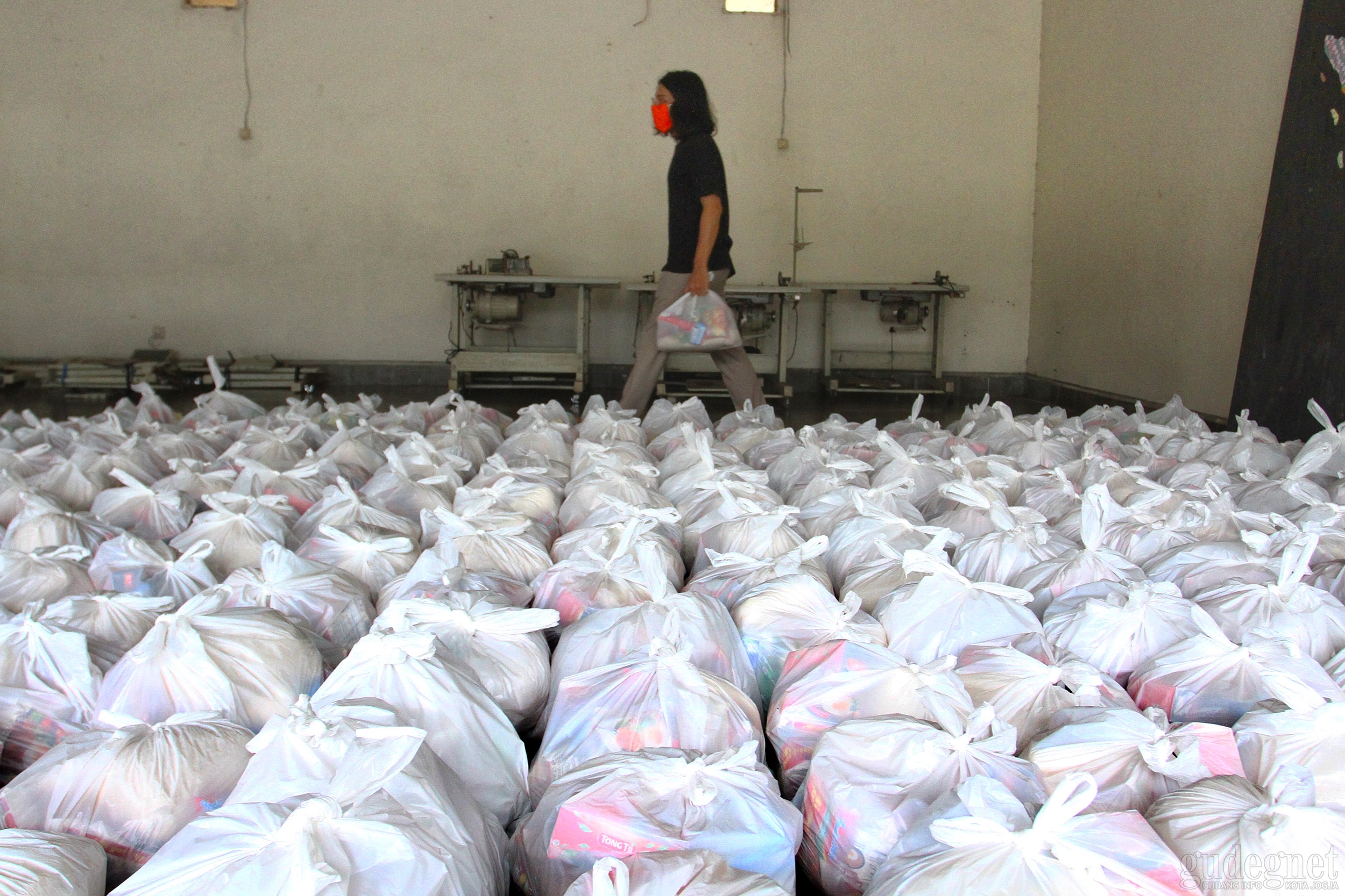 UGM Salurkan Paket Logistik dan Data Internet Bagi Mahasiswa UGM Salurkan Paket Logistik dan Data Internet Bagi Mahasiswa