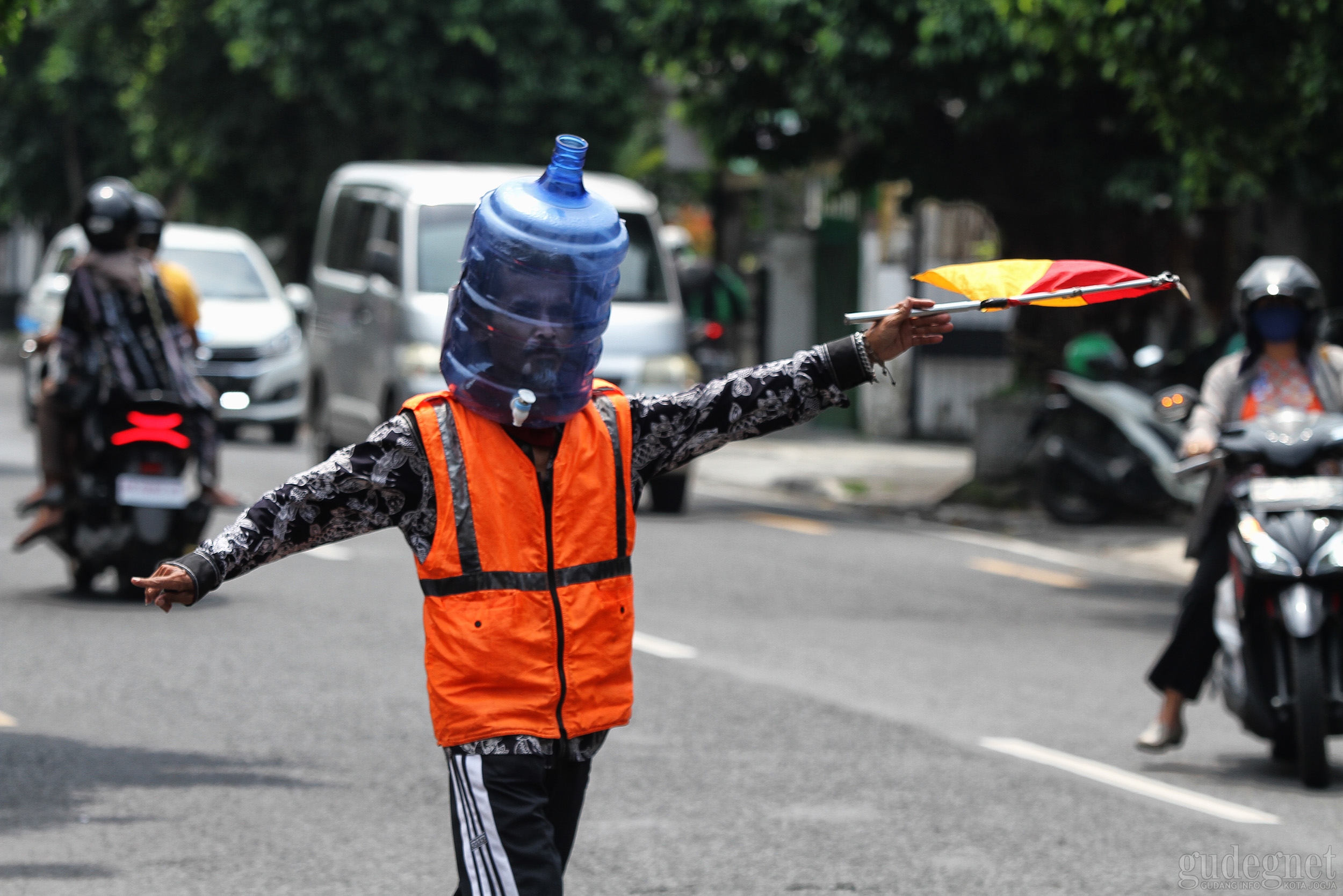 Tak Ada Masker, Galon pun Berguna Tak Ada Masker, Galon pun Berguna