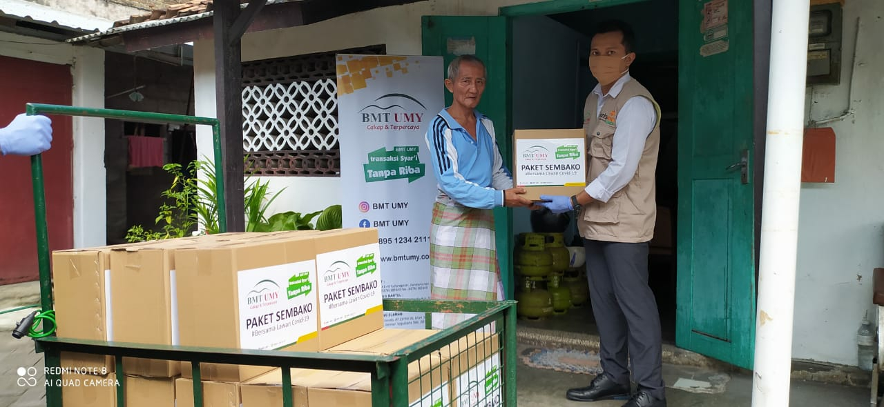 BMT UMY Bagikan Paket Sembako untuk Pekerja Harian BMT UMY Bagikan Paket Sembako untuk Pekerja Harian