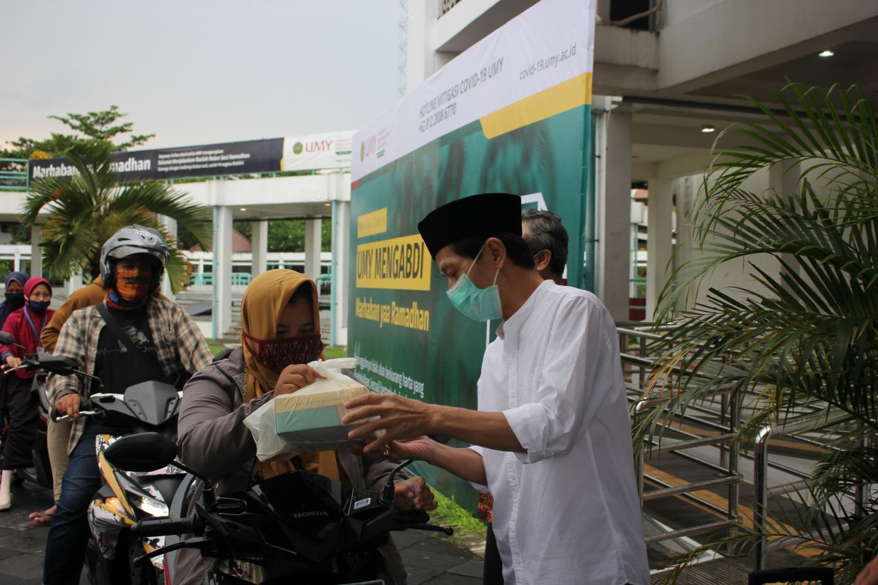 UMY Bagikan Sahur dan Takjil untuk Mahasiswa UMY Bagikan Sahur dan Takjil untuk Mahasiswa