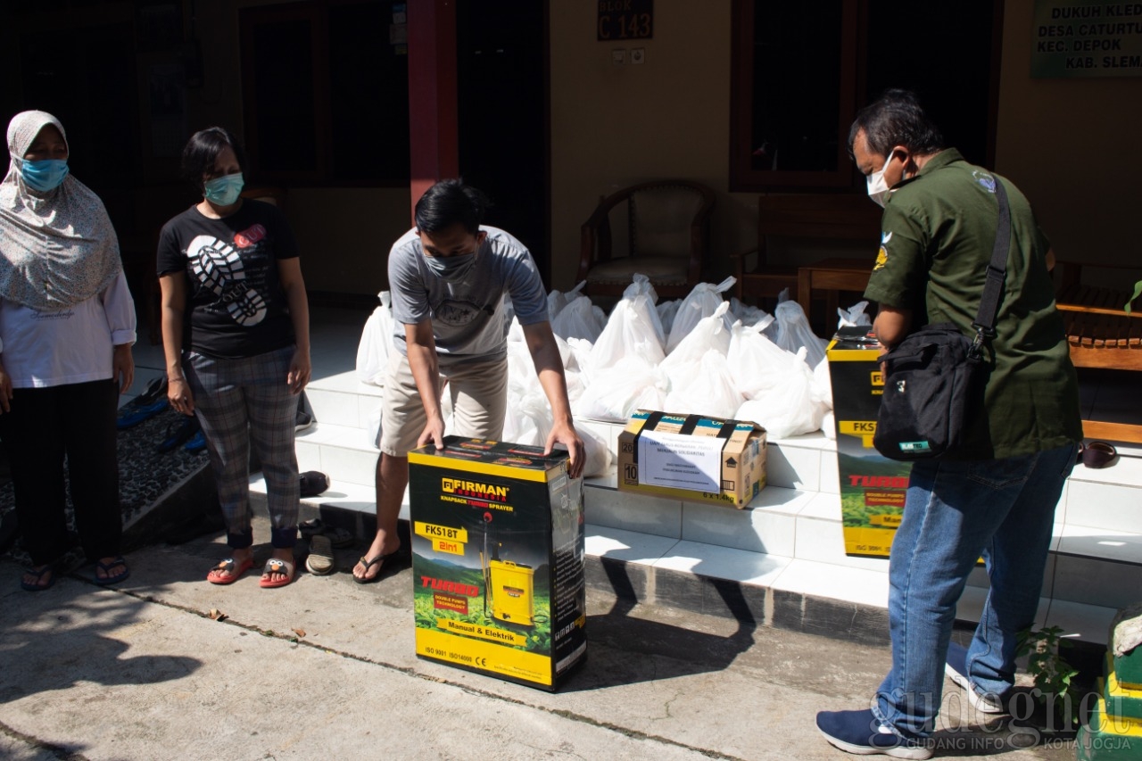 UAJY Bagikan Sembako untuk Masyarakat Sekitar UAJY Bagikan Sembako untuk Masyarakat Sekitar