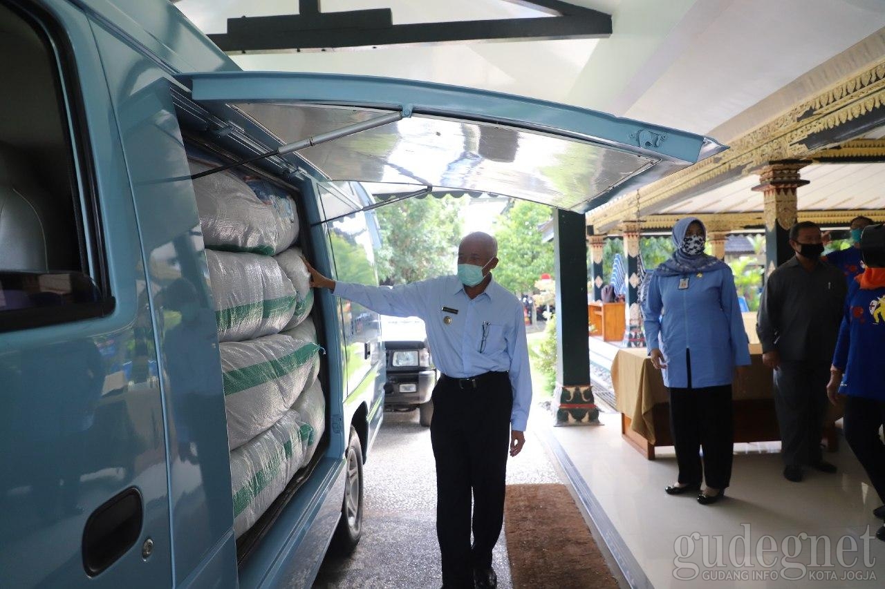 Bupati Sleman Serahkan Bantuan 3.800 APD dan 14.400 Masker Kain Bupati Sleman Serahkan Bantuan 3.800 APD dan 14.400 Masker Kain
