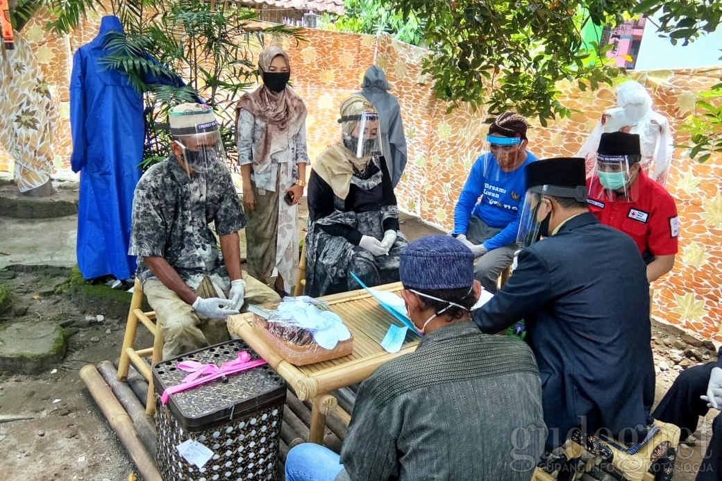 Unik Pernikahan di Tengah Covid-19, APD Jadi Mahar Unik Pernikahan di Tengah Covid-19, APD Jadi Mahar