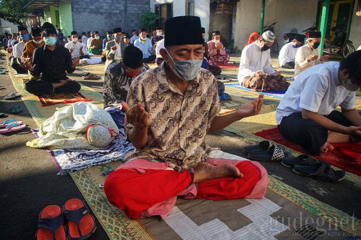 Ratusan Warga Salat Id Berjamaah di Masjid Pathok Negoro Plosokuning