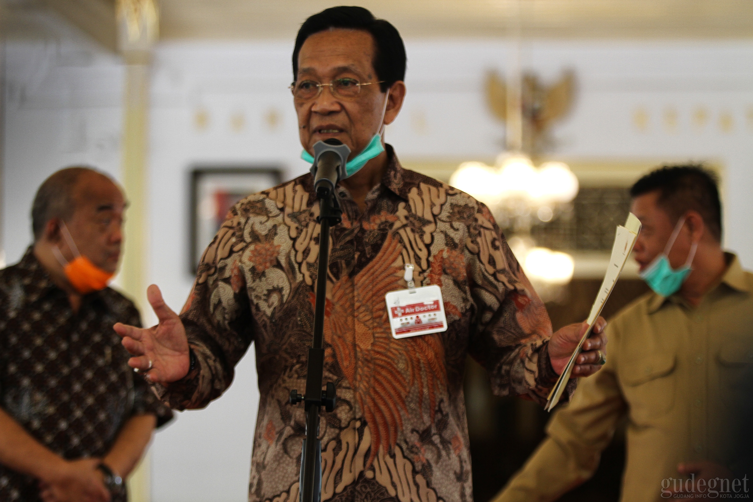 Sultan Ancam Tutup Malioboro jika Masih Banyak yang Berkerumun Sultan Ancam Tutup Malioboro jika Masih Banyak yang Berkerumun