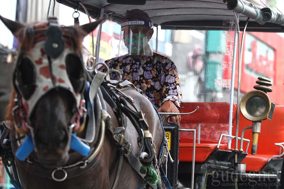 Siap New Normal, Kusir Andong Wisata Malioboro Pakai Face Shield Siap New Normal, Kusir Andong Wisata Malioboro Pakai Face Shield
