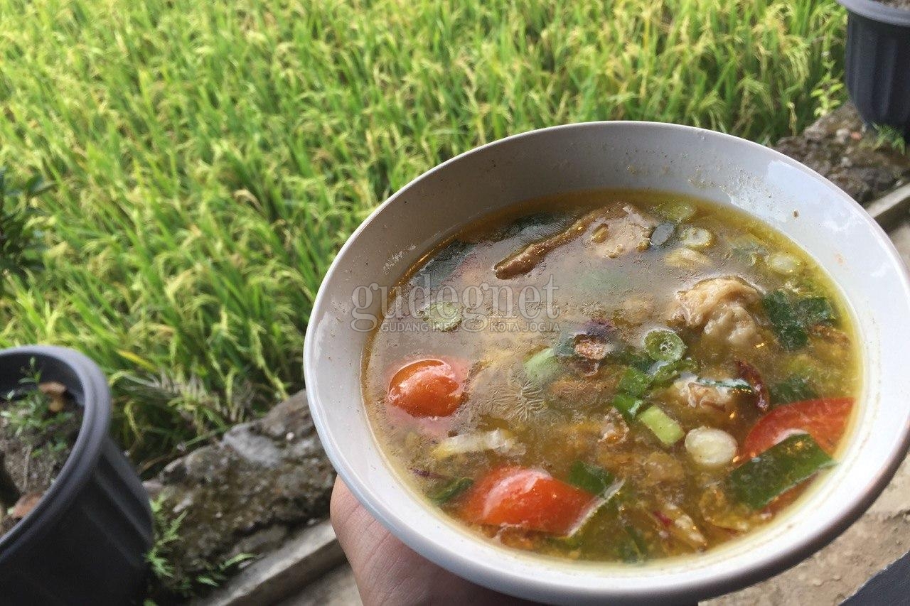 'Rindu Alam', Menikmati Sup Iga di Tepi Sawah 'Rindu Alam', Menikmati Sup Iga di Tepi Sawah