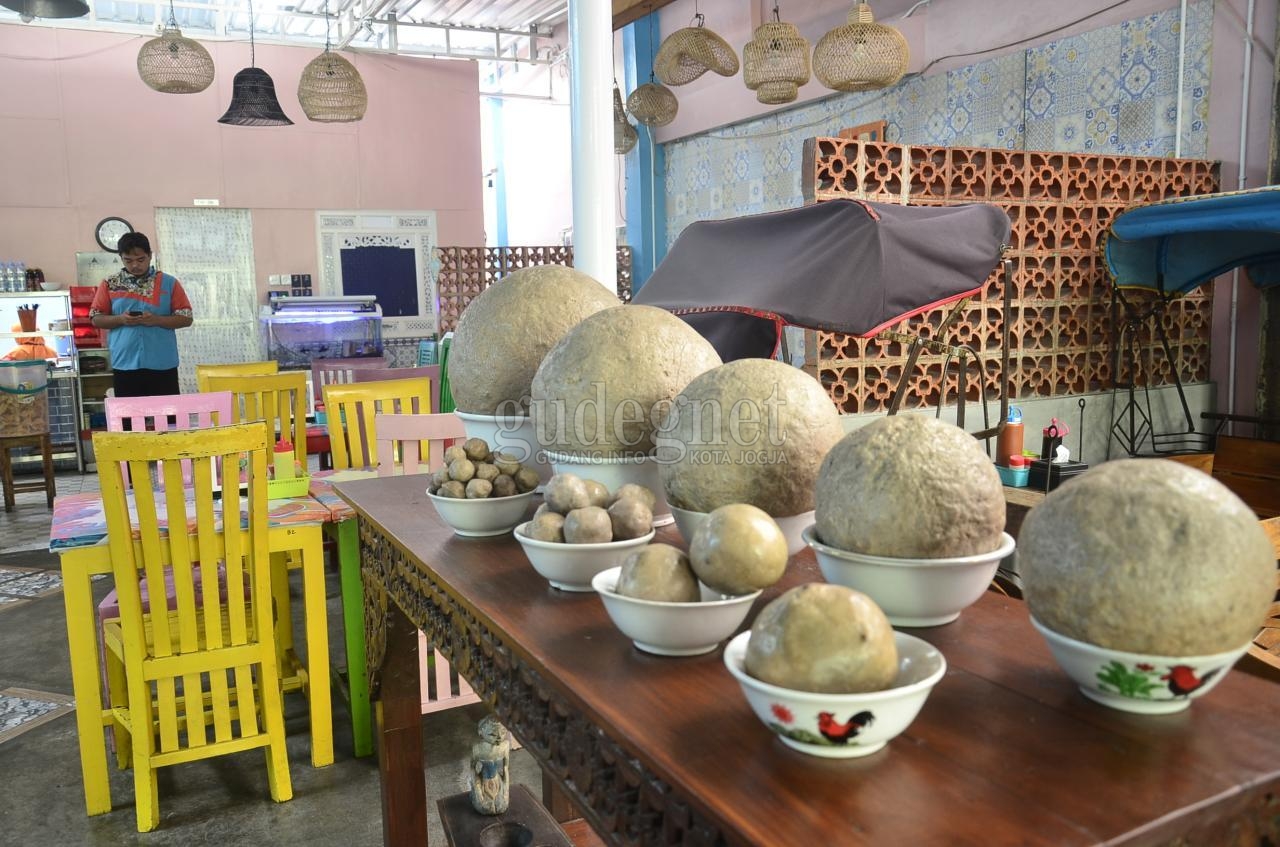Bakso 'Jumbo' Klenger Ratu Sari, Asyik Disantap Rame-rame Bakso 'Jumbo' Klenger Ratu Sari, Asyik Disantap Rame-rame