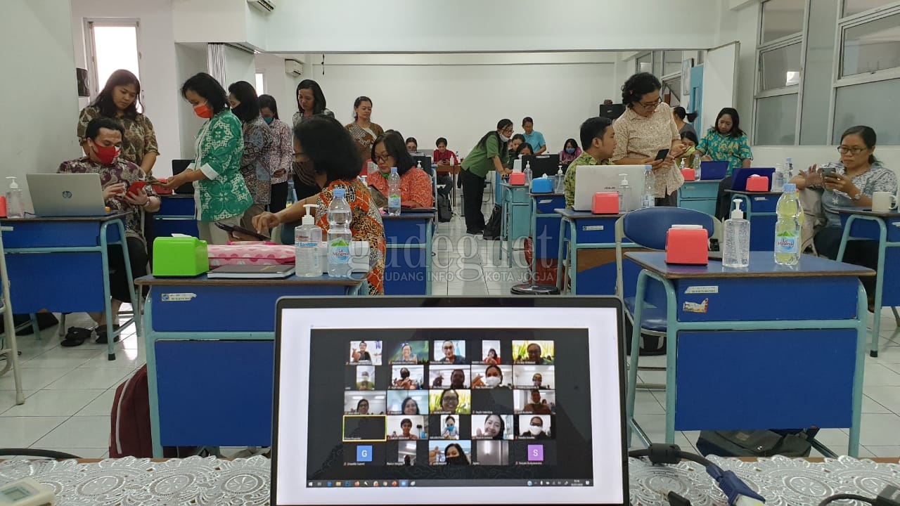 Tim Abdimas FISIP UAJY Beri Pelatihan Pemanfaatan Video untuk Guru Tim Abdimas FISIP UAJY Beri Pelatihan Pemanfaatan Video untuk Guru