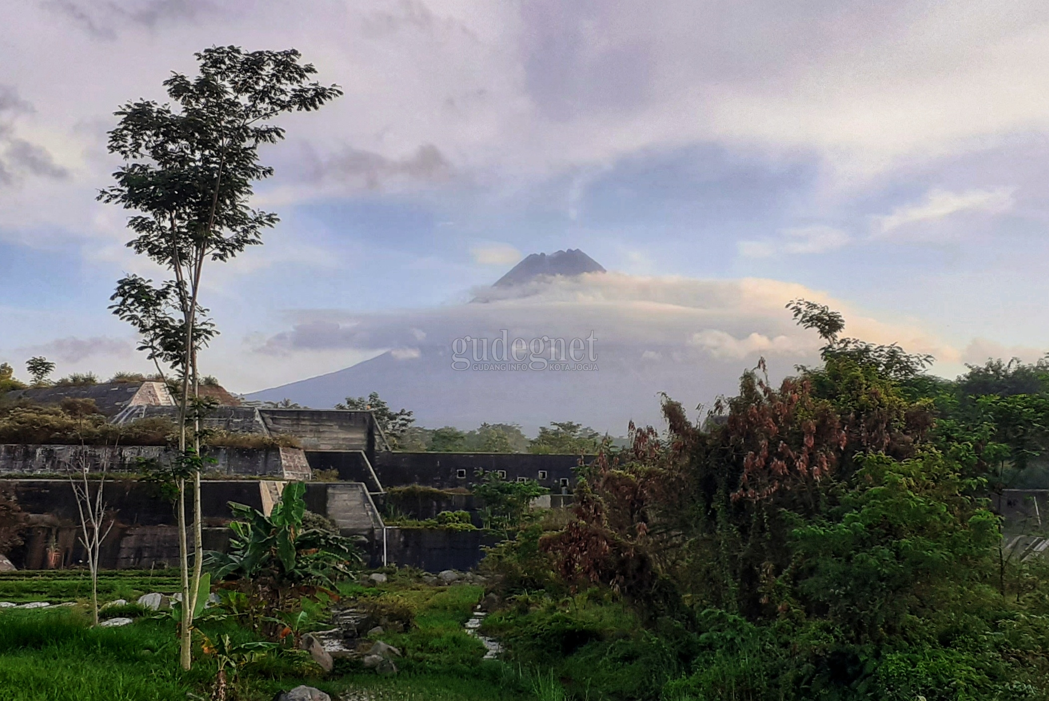 Setelah Terjadi Dua Gempa Guguran tadi Malam, Pagi Ini Merapi Relatif Tenang Setelah Terjadi Dua Gempa Guguran tadi Malam, Pagi Ini Merapi Relatif Tenang