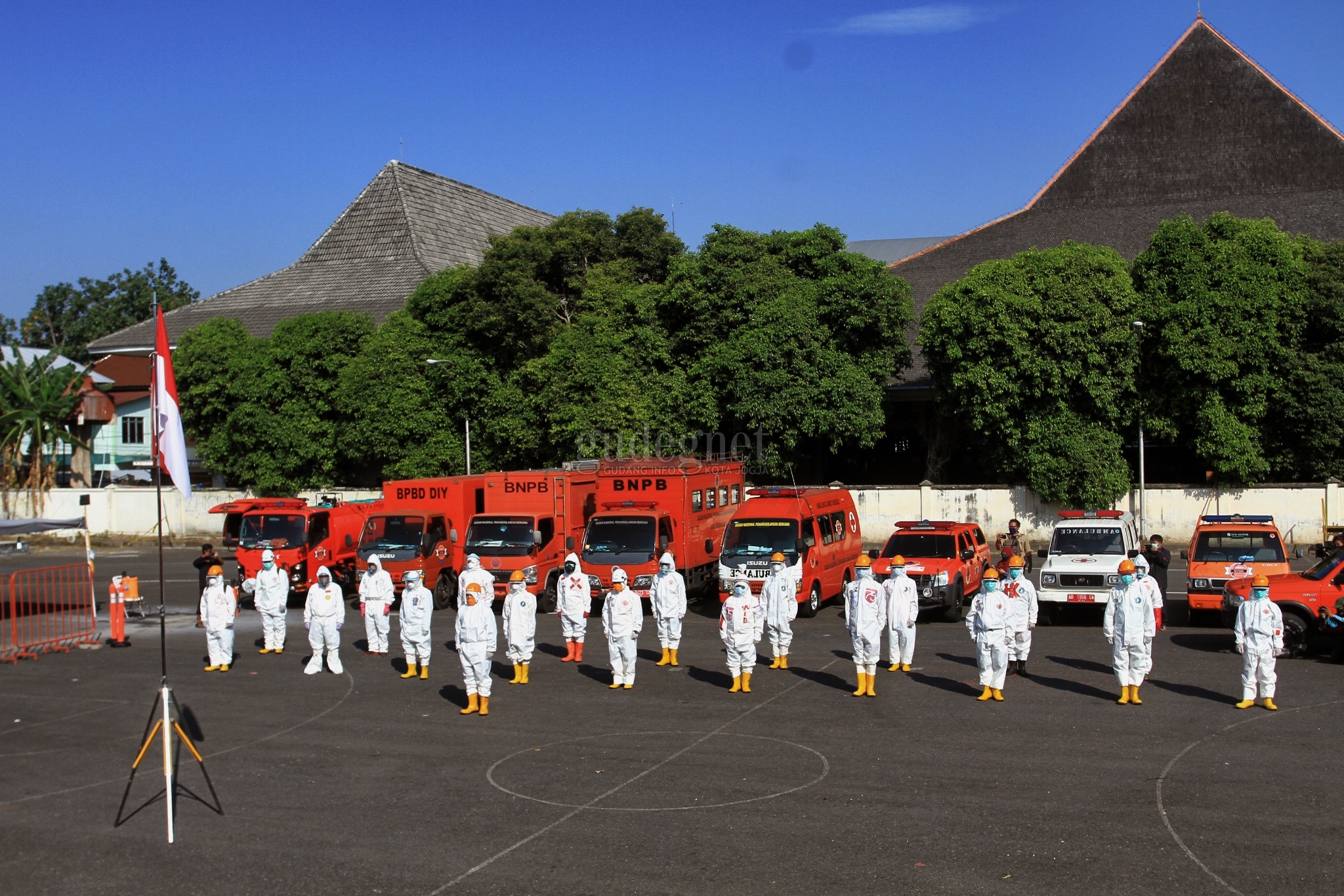 Gunakan Hazmat, TRC BPBD DIY Gelar Upacara HUT ke-75 RI Gunakan Hazmat, TRC BPBD DIY Gelar Upacara HUT ke-75 RI