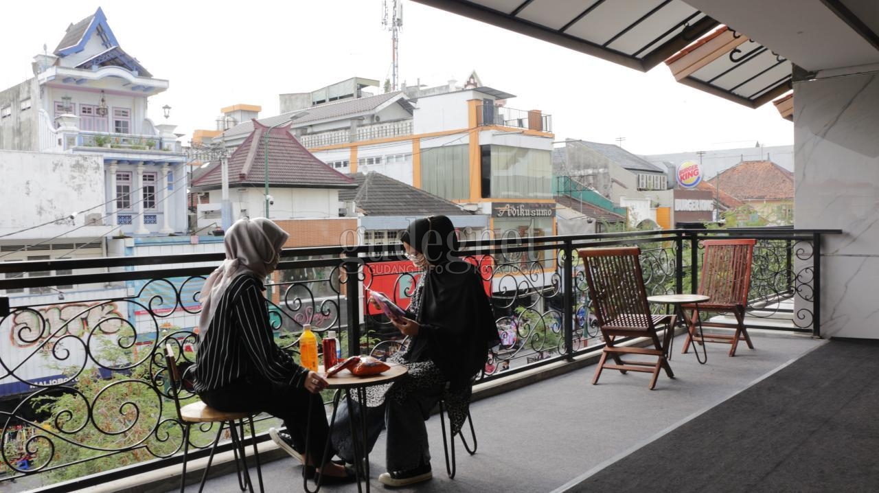 'Terase Jogja' Malioboro Mall, Student Lounge dengan Pemandangan Jalur Pedestrian 'Terase Jogja' Malioboro Mall, Student Lounge dengan Pemandangan Jalur Pedestrian