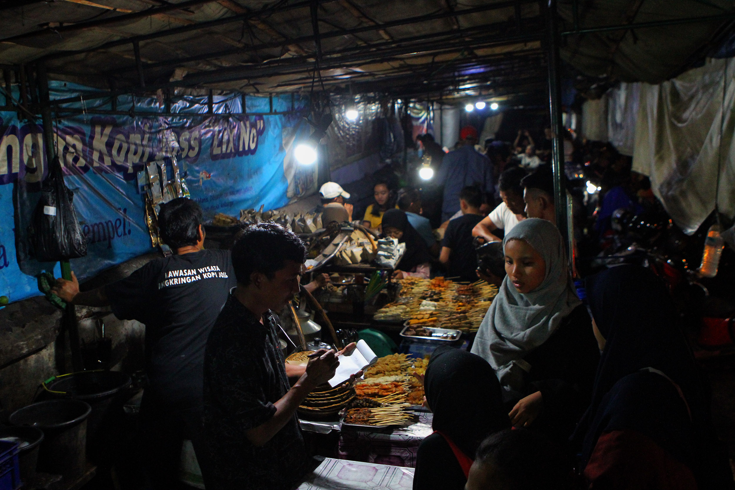 Pemkot Yogyakarta akan Perketat Protokol Kesehatan di Angkringan Pemkot Yogyakarta akan Perketat Protokol Kesehatan di Angkringan
