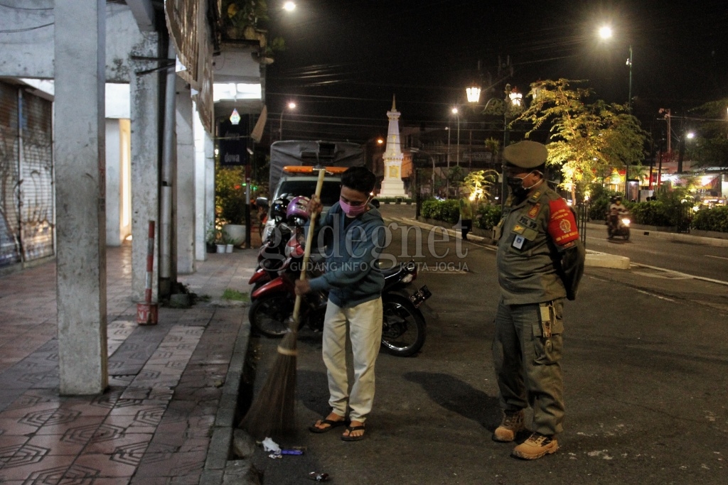 Kena Razia Masker, Warga Nyapu dan Nyanyi Indonesia Raya di Tugu Yogyakarta Kena Razia Masker, Warga Nyapu dan Nyanyi Indonesia Raya di Tugu Yogyakarta