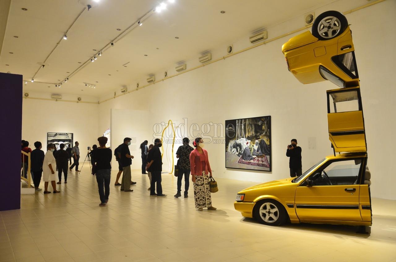 Pameran ‘Out of Place: (De)stereotyping Iqi’s Arabism’, Ada Mobil Dibelah hingga Instalasi Suara Pameran ‘Out of Place: (De)stereotyping Iqi’s Arabism’, Ada Mobil Dibelah hingga Instalasi Suara