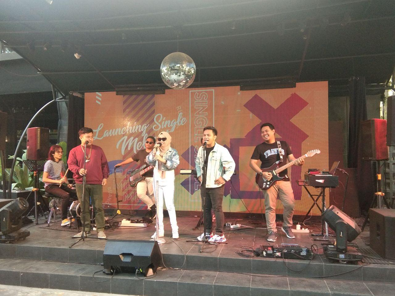 Gandeng Putri Ariani, Langit Sore Luncurkan Single 'Melesat' Gandeng Putri Ariani, Langit Sore Luncurkan Single 'Melesat'