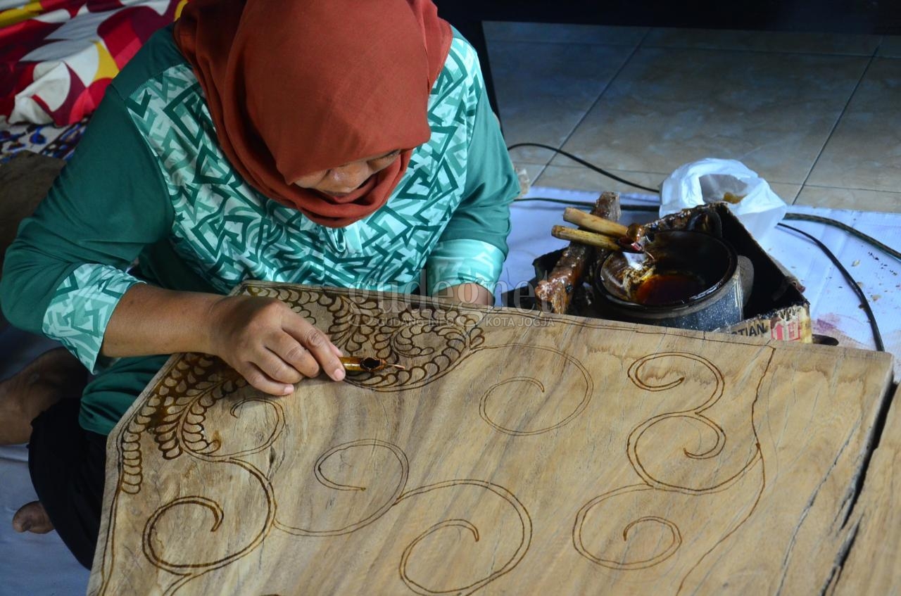 Menengok Kerajinan Batik Kayu di Desa Wisata Krebet Menengok Kerajinan Batik Kayu di Desa Wisata Krebet