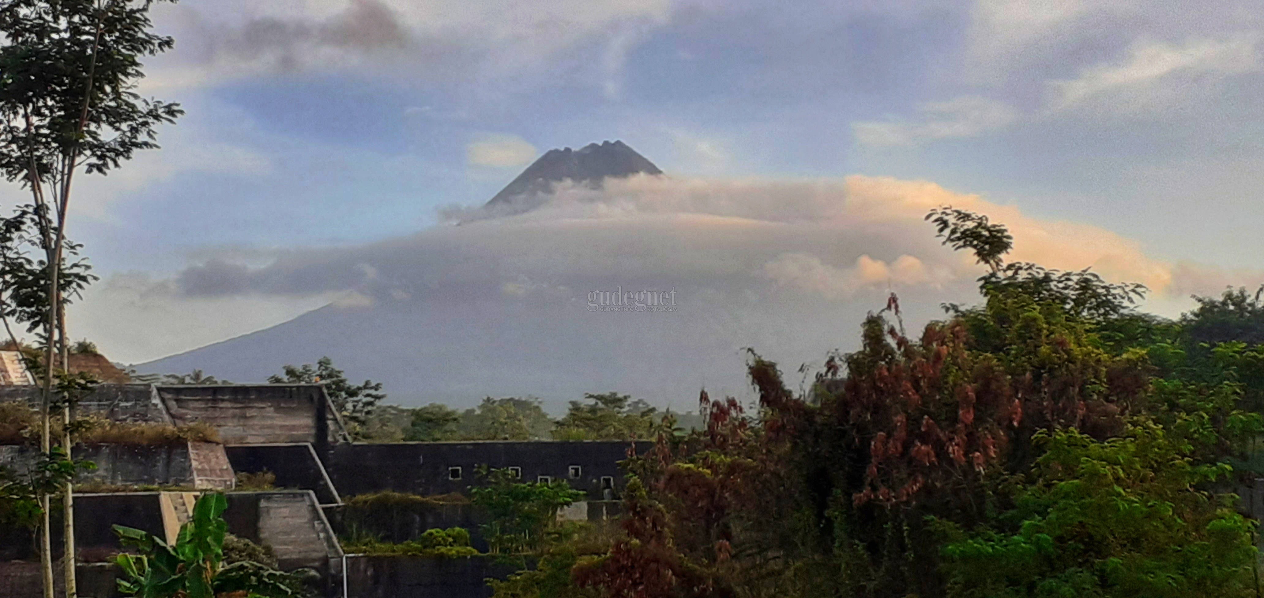 Perkembangan Merapi: Keluarkan Asap Putih Setinggi 150 Meter Perkembangan Merapi: Keluarkan Asap Putih Setinggi 150 Meter