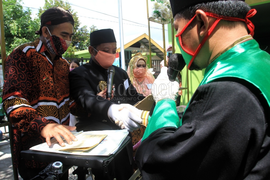 Awalnya Tidak Percaya ada Nikah Bareng, Akhirnya Pria ini Resmi Jadi Suami Awalnya Tidak Percaya ada Nikah Bareng, Akhirnya Pria ini Resmi Jadi Suami