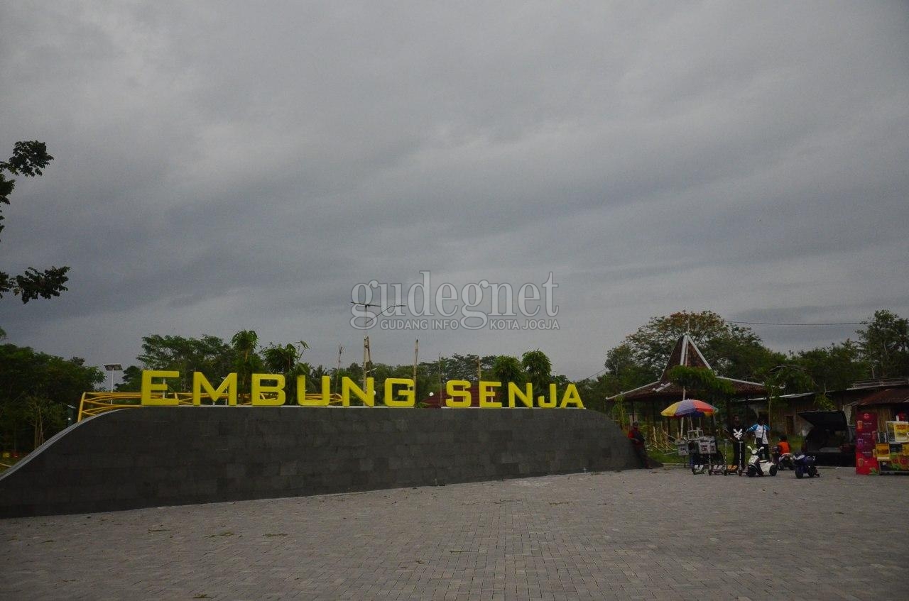 Menikmati Suasana Sore di Embung Senja Menikmati Suasana Sore di Embung Senja