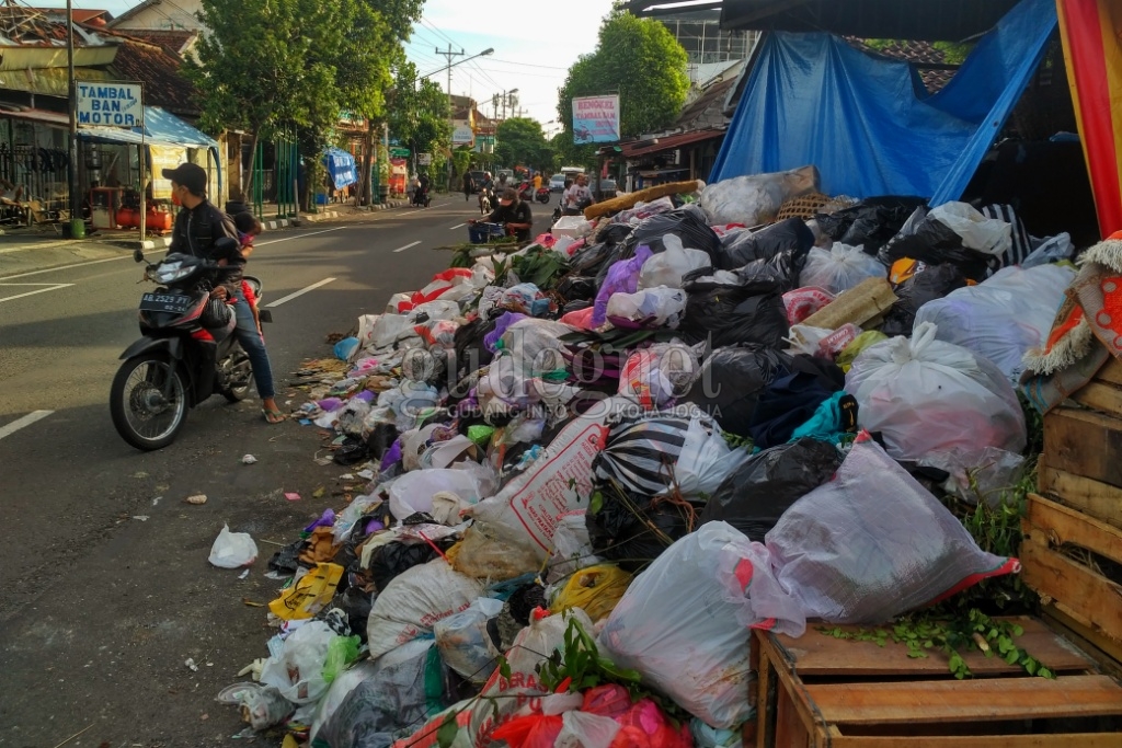 Warga Keluhkan Menumpuknya Sampah di Depo Sampah Lempuyangan Warga Keluhkan Menumpuknya Sampah di Depo Sampah Lempuyangan