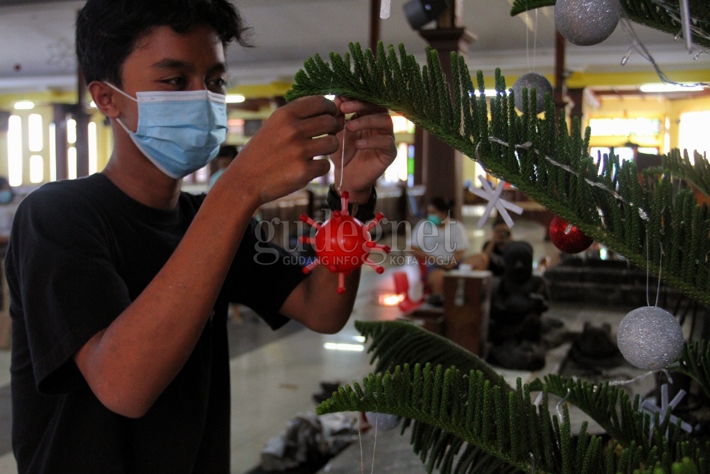 Corona, Tema Hiasan Natal 2020 di Gereja St Maria Assumpta Pakem Corona, Tema Hiasan Natal 2020 di Gereja St Maria Assumpta Pakem