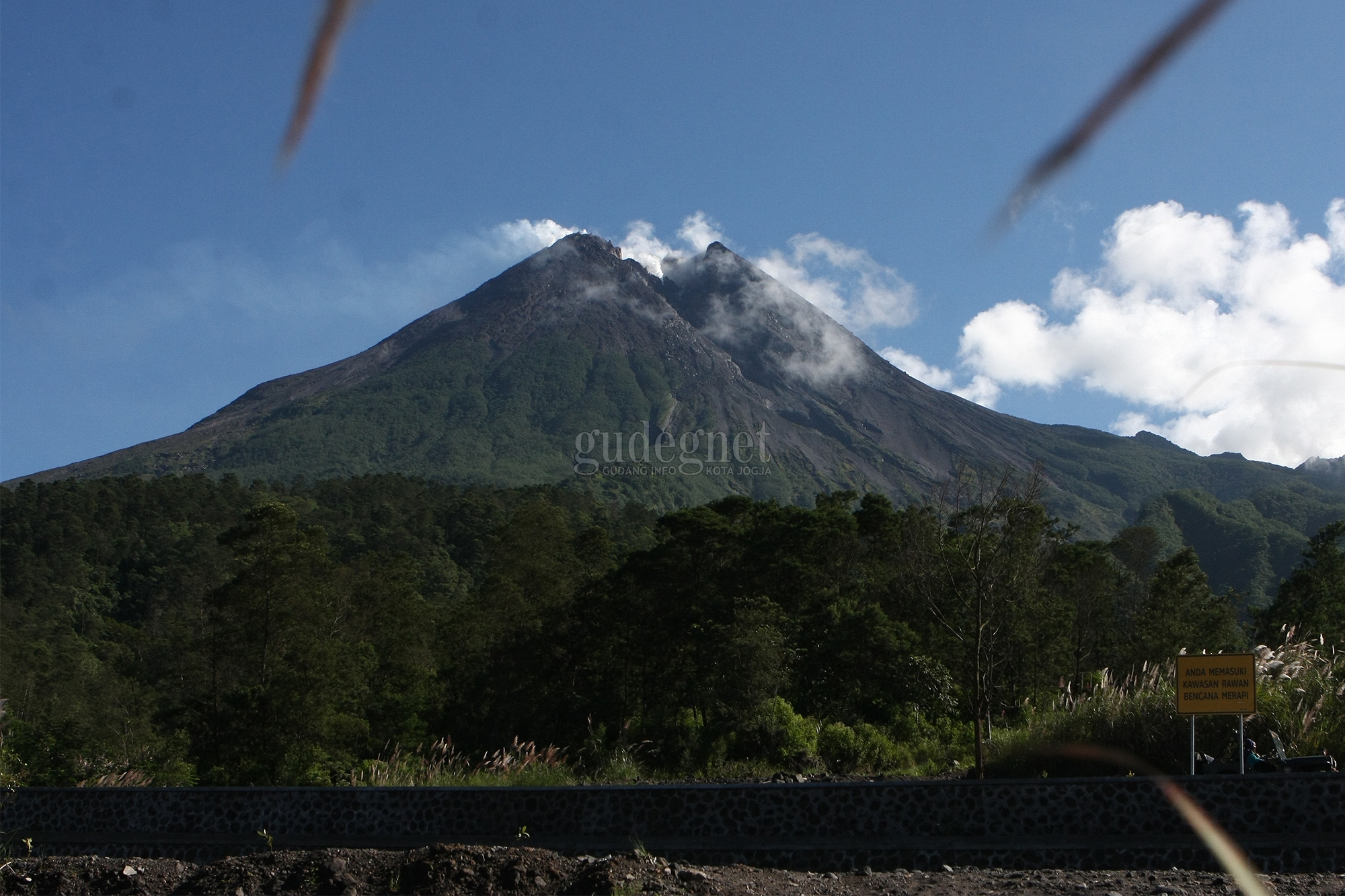 Merapi Keluarkan Guguran Sejauh 1,5 Km Merapi Keluarkan Guguran Sejauh 1,5 Km