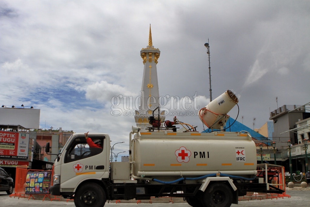 Jelang Malam Tahun Baru 2021, Tugu Disemprot Disinfektan Jelang Malam Tahun Baru 2021, Tugu Disemprot Disinfektan