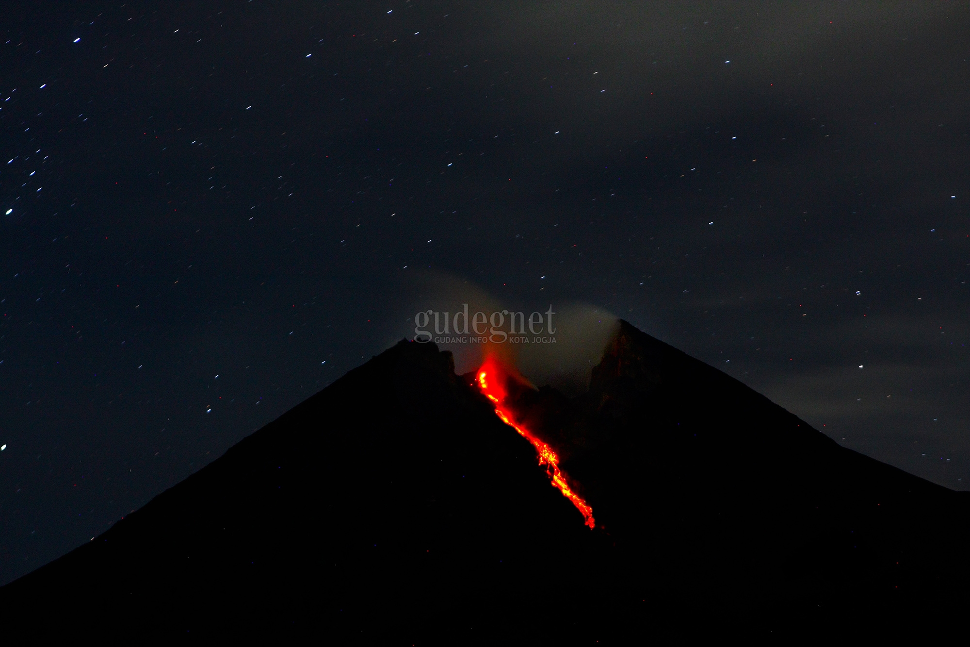 Senin Malam Merapi Keluarkan Guguran Lava Pijar, Warga Diminta Waspada Senin Malam Merapi Keluarkan Guguran Lava Pijar, Warga Diminta Waspada
