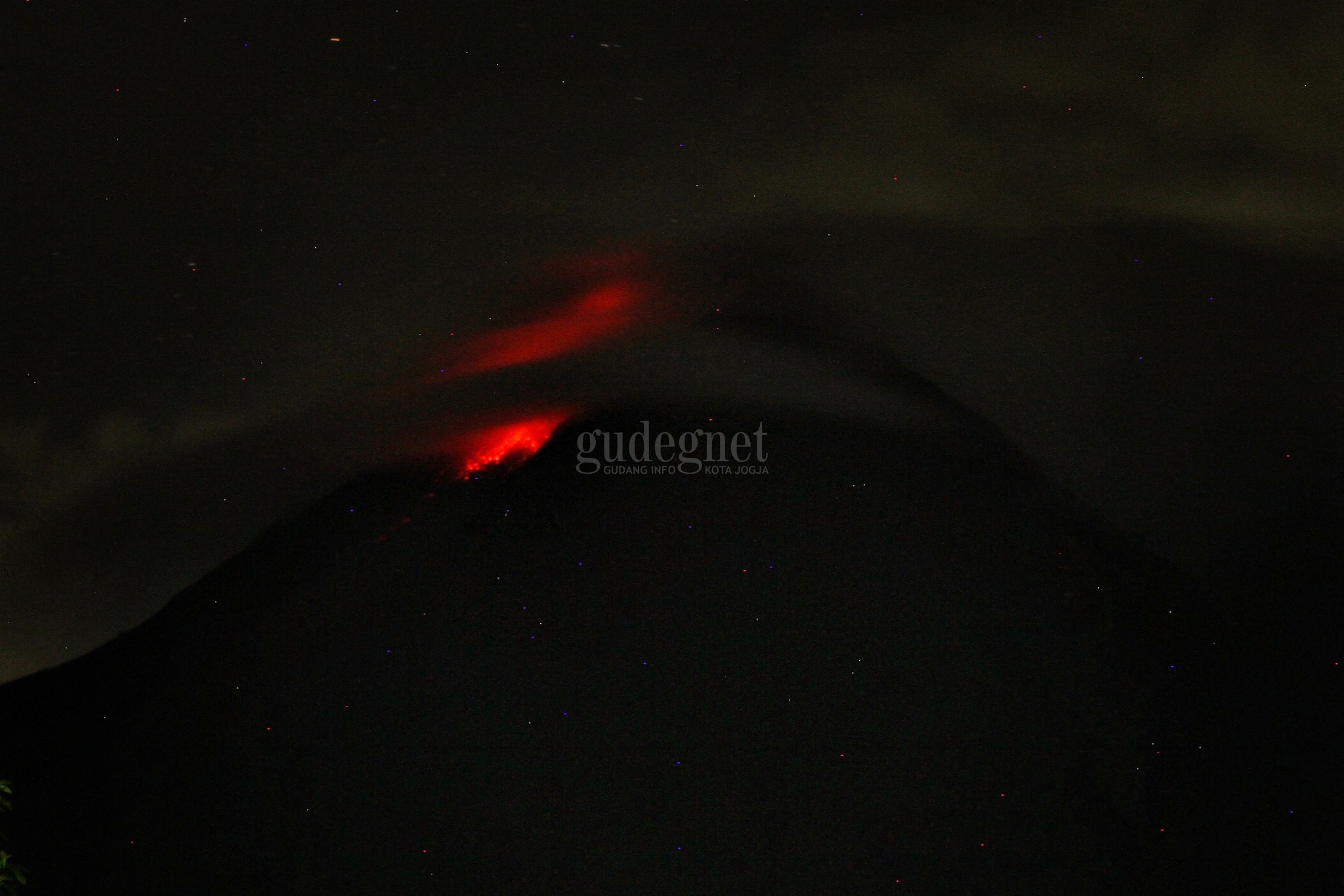 Merapi Keluarkan Empat Kali Lava Pijar, Ini Penampakannya Merapi Keluarkan Empat Kali Lava Pijar, Ini Penampakannya