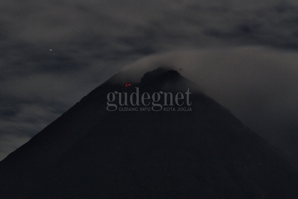 Perkembangan Merapi: 19 Kali Guguran Lava Pijar dan 4 Kali Awan Panas Perkembangan Merapi: 19 Kali Guguran Lava Pijar dan 4 Kali Awan Panas