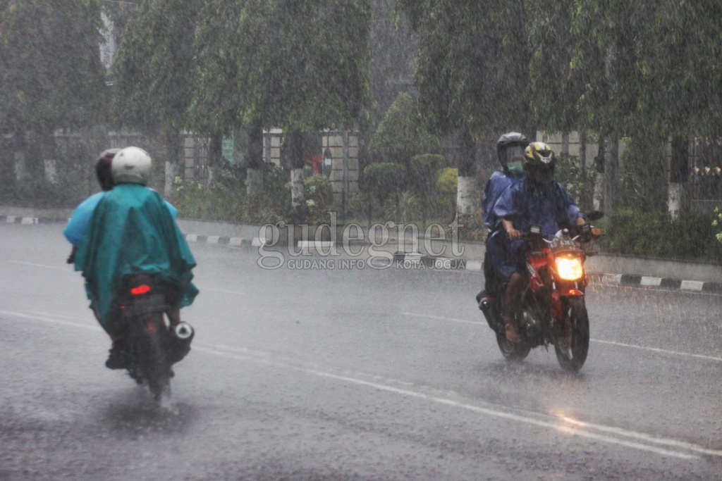 Prakiraan Cuaca Kamis, 14 Januari 2021, DIY Berawan dan Hujan Ringan Prakiraan Cuaca Kamis, 14 Januari 2021, DIY Berawan dan Hujan Ringan