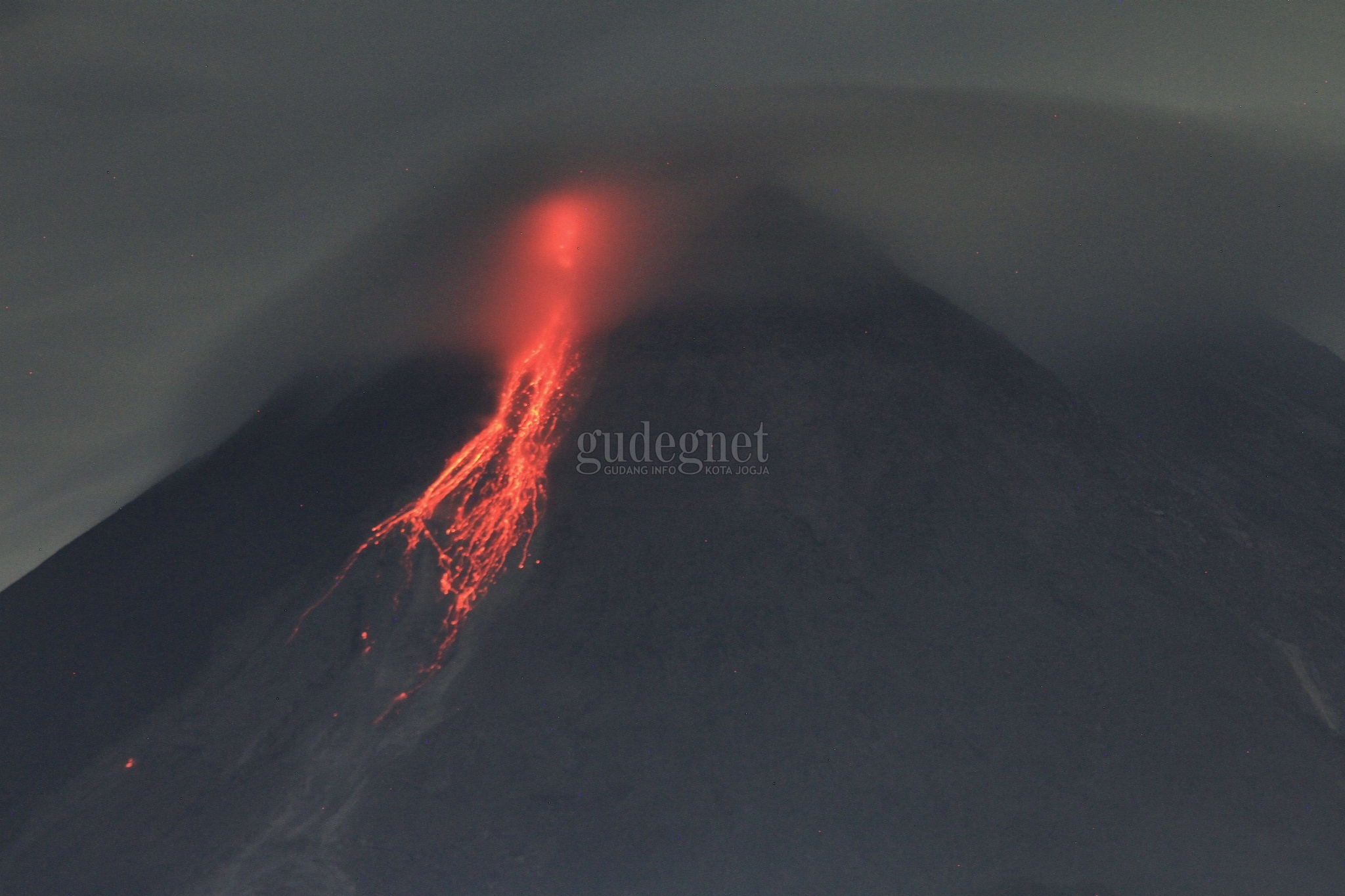 Merapi Keluarkan 282 Kali Guguran Lava Pijar Dalam Sepekan Merapi Keluarkan 282 Kali Guguran Lava Pijar Dalam Sepekan