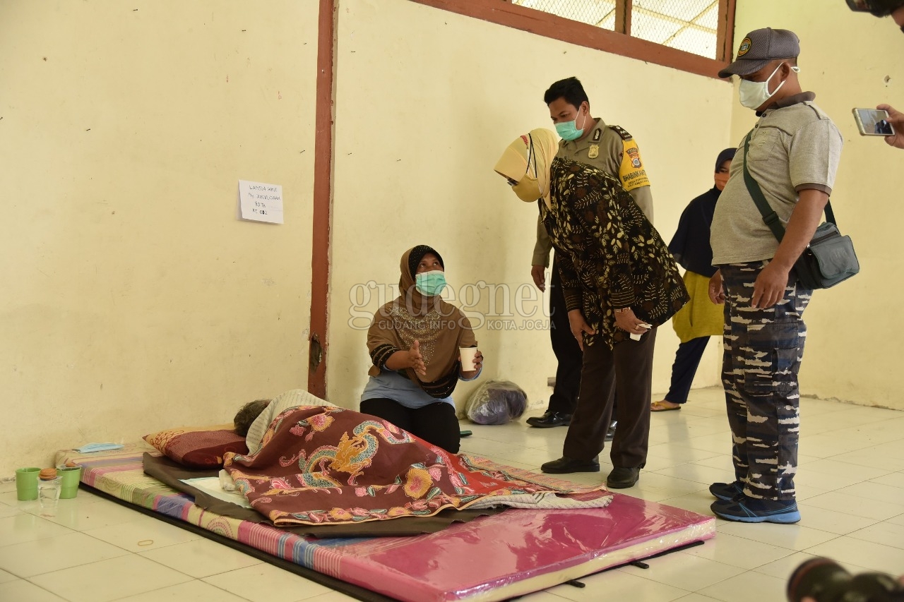 Pastikan Kebutuhan Pengungsi Terpenuhi, Wakil Bupati Sleman Tinjau Barak Purwobinangun Pastikan Kebutuhan Pengungsi Terpenuhi, Wakil Bupati Sleman Tinjau Barak Purwobinangun