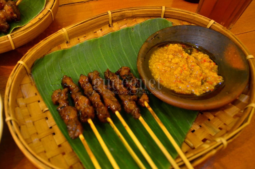 Sedapnya Sate Maranggi dan Sambal Oncom di Sari Makmur 3 Sedapnya Sate Maranggi dan Sambal Oncom di Sari Makmur 3