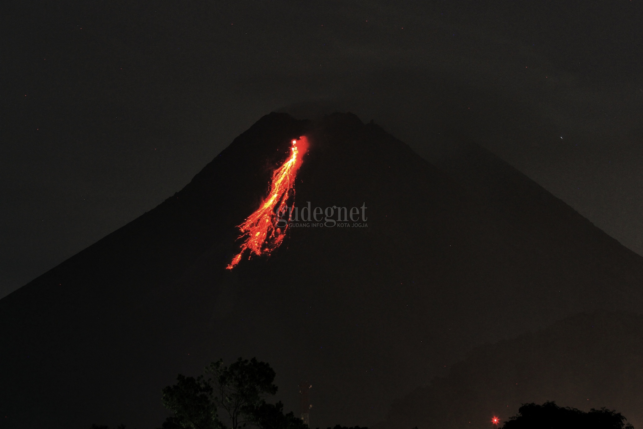 Merapi Keluarkan Dua Kali Lava Pijar Sejauh 1,2 Kilometer Merapi Keluarkan Dua Kali Lava Pijar Sejauh 1,2 Kilometer