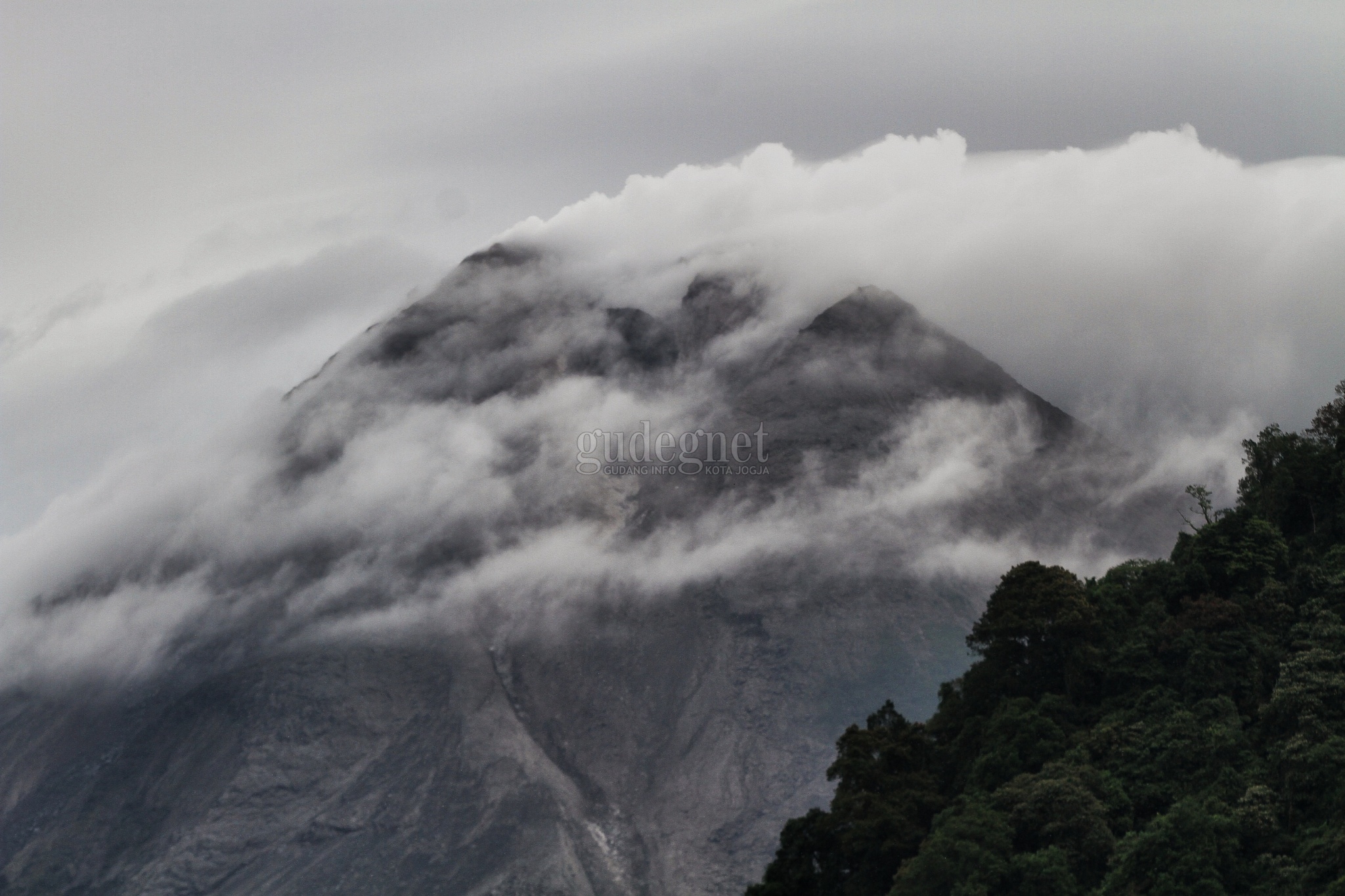 Kubah Lava Terus Tumbuh, Merapi Masih Siaga Kubah Lava Terus Tumbuh, Merapi Masih Siaga