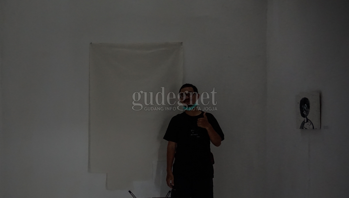 ''Superlopyu'' Pameran Perdana Jono Terbakar: Kanvas Kosong, Hantu, dan Valentine ''Superlopyu'' Pameran Perdana Jono Terbakar: Kanvas Kosong, Hantu, dan Valentine