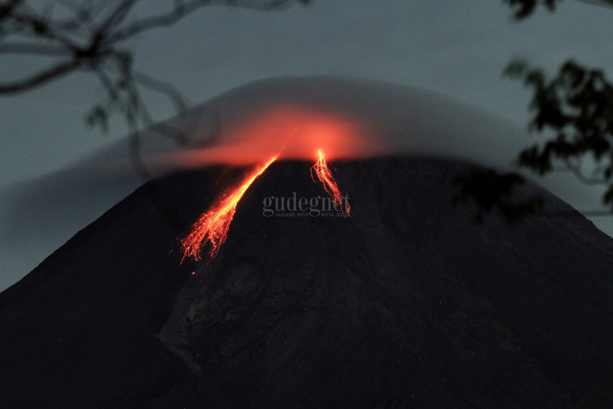 Jelang Siang Merapi Kembali Muntahkan Awan Panas Jelang Siang Merapi Kembali Muntahkan Awan Panas