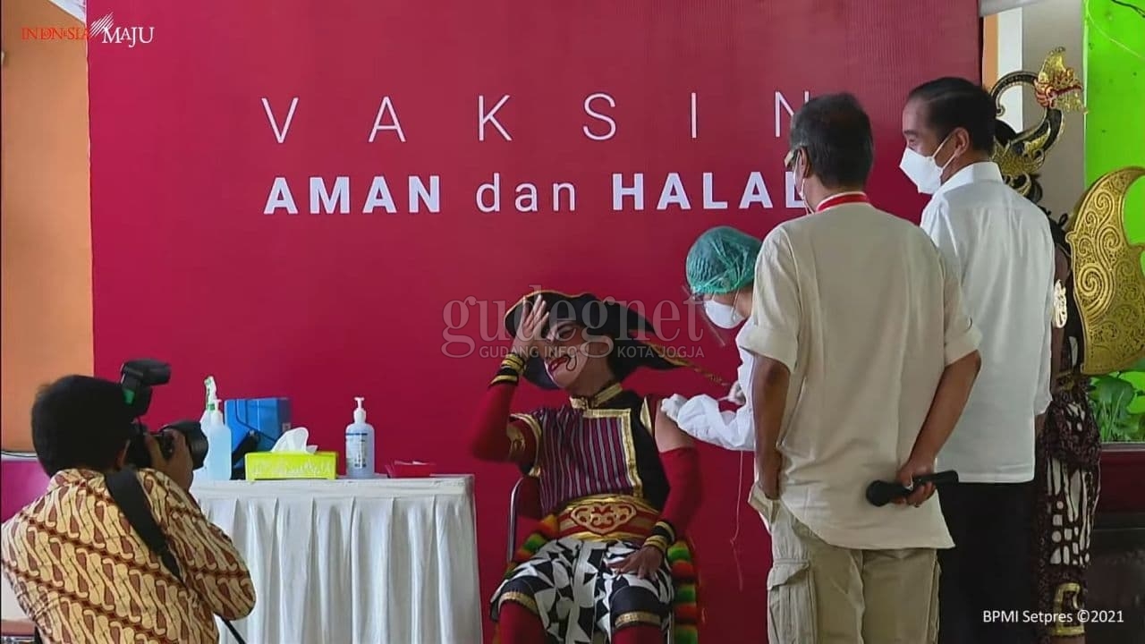 Disaksikan Jokowi, Petruk Ikut Vaksin Disaksikan Jokowi, Petruk Ikut Vaksin