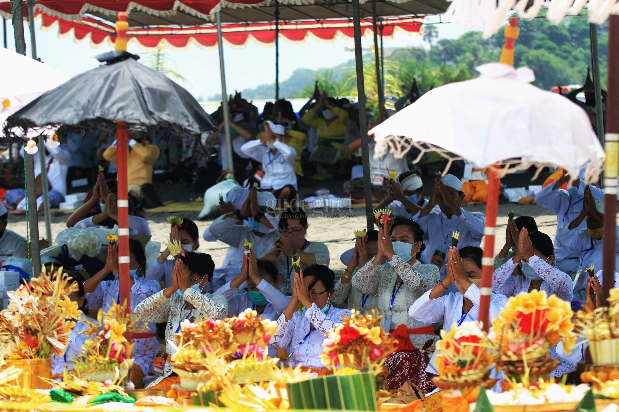 Kesederhanaan Melasti Jelang Nyepi Kesederhanaan Melasti Jelang Nyepi